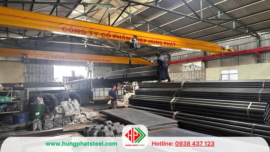 Cầu trục cẩu bó ống thép lên xe tại kho Thép Hùng Phát
