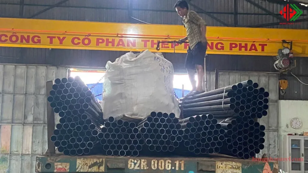 Kho hàng thép ống - Thép Hùng Phát