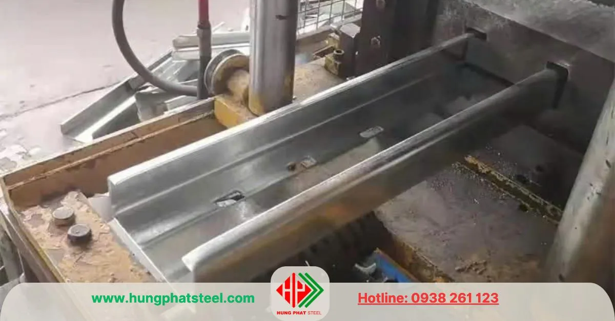 Đột lỗ xà gồ