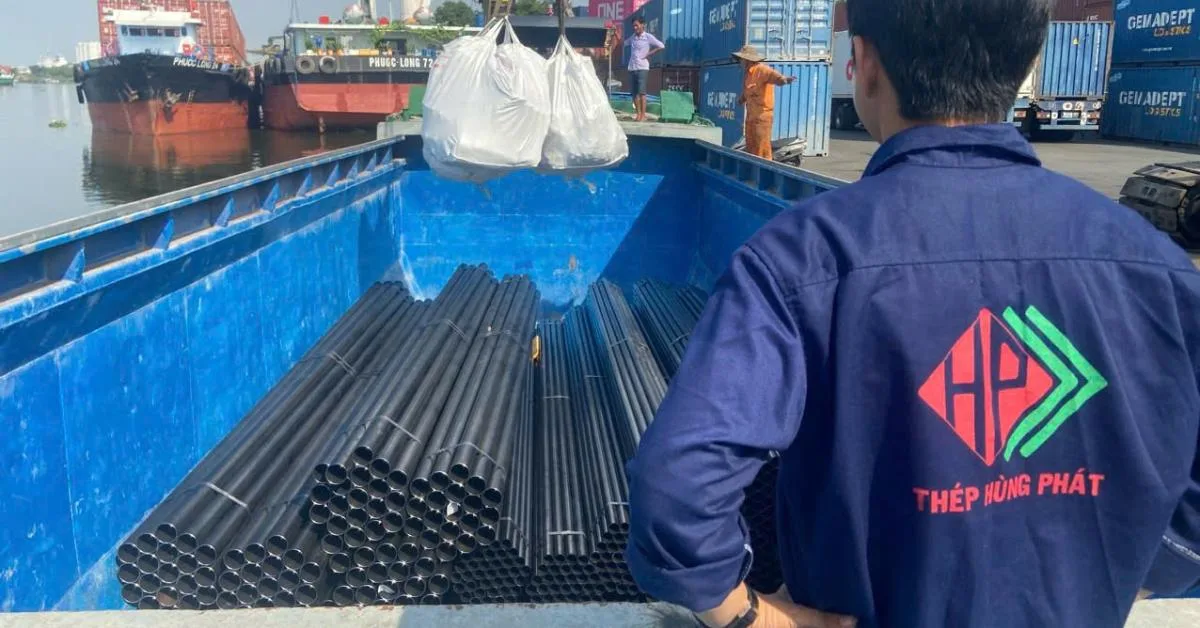 Vận chuyển thép ống bằng xà lan - đường thủy