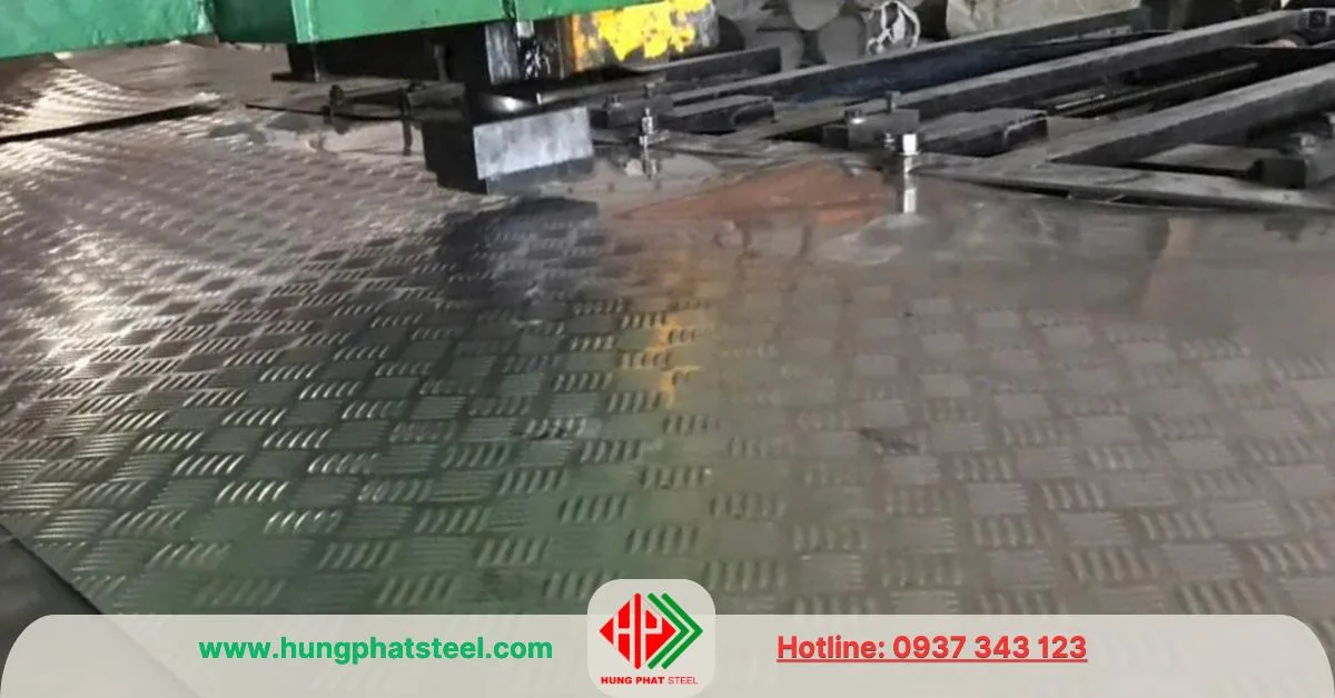 Tấm thép được gia công dập hoa văn
