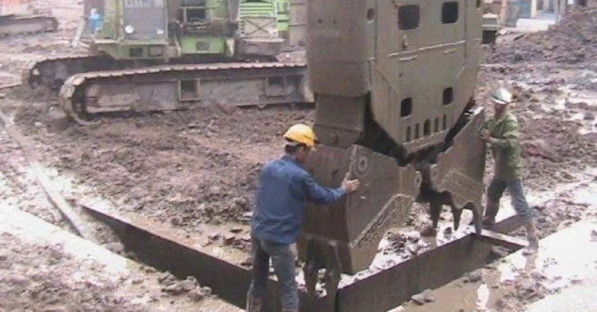 Gầu ngoạm tường vây