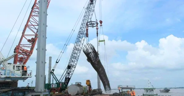 Hạ lồng thép vào hố khoan