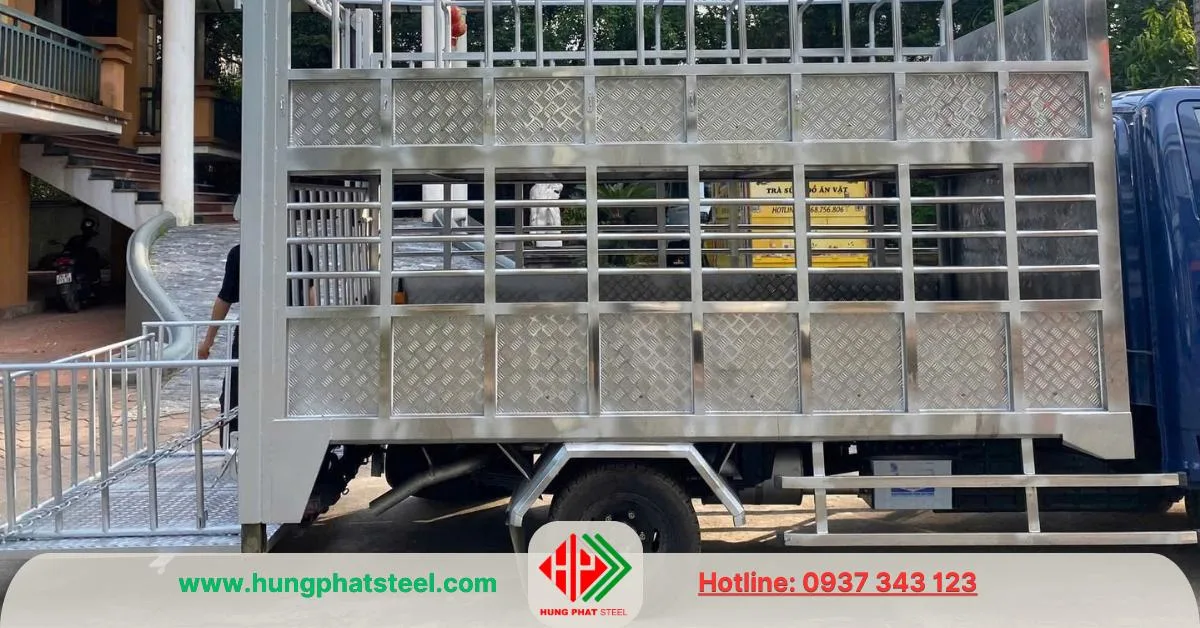 Tấm inox lót sàn xe chống trượt 