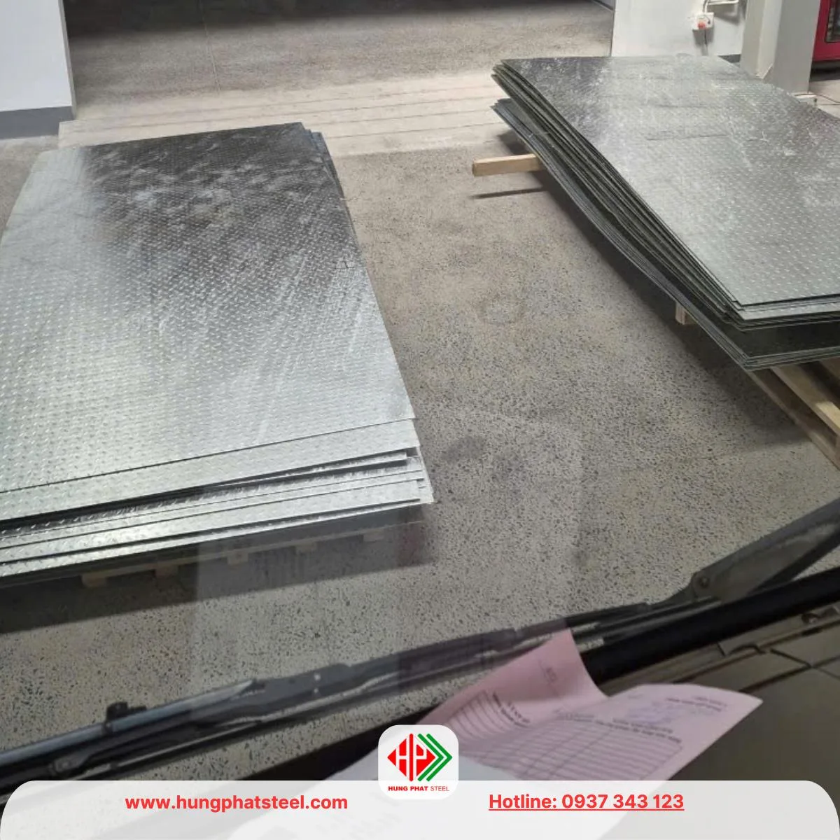 Thép tấm gân mạ kẽm nhúng nóng