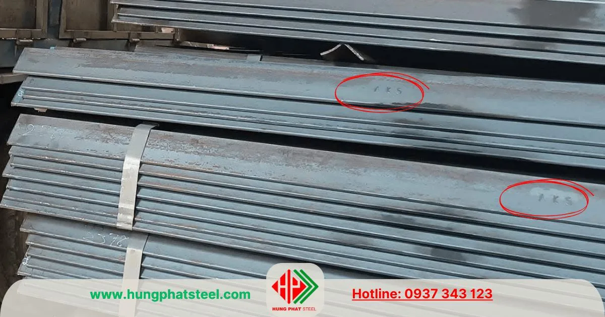 Logo AKS dập nổi trên thân thép V90 An Khánh