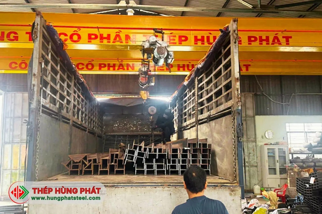 Hệ thống kho bãi rộng khắp của Thép Hùng Phát đảm bảo cung ứng thép hình I nhanh chóng