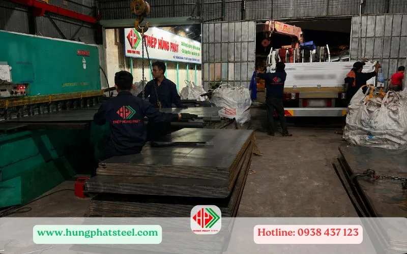 Mỗi lô thép tấm tại Thép Hùng Phát đều trải qua quy trình kiểm định chất lượng nghiêm ngặt trước khi đến tay khách hàng.