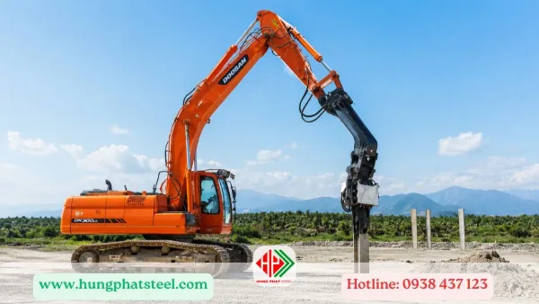Máy ép thủy lực đang thi công ép cừ Larsen tại công trường xây dựng