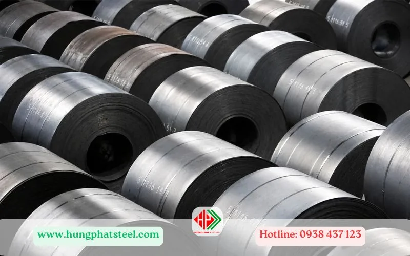Lớp oxit sắt (vảy cán) đặc trưng trên bề mặt thép cán nóng