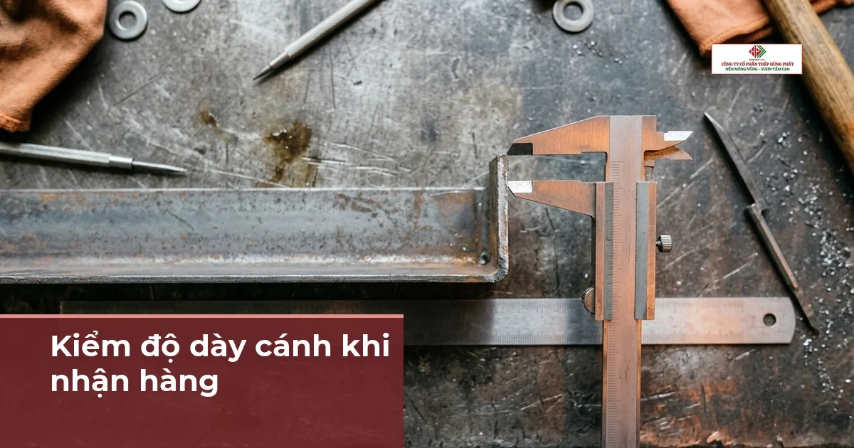 Thước kẹp đo độ dày cánh thanh thép góc đặt trên bàn kiểm, ảnh minh hoạ khâu kiểm hàng thép V