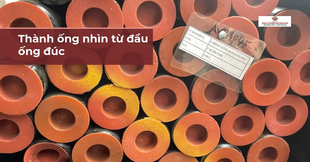 Đầu các ống thép đúc SCH80 xếp bó, nhìn thấy phần thành ống bao quanh lòng ống