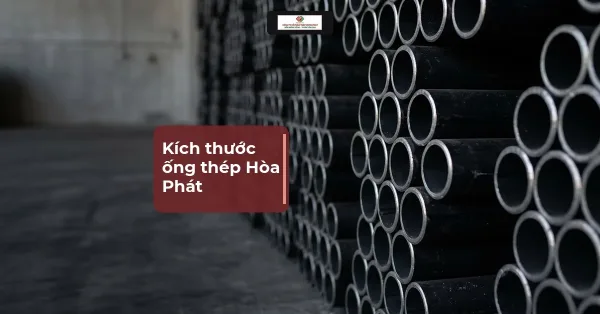 Đầu các ống thép tròn đen xếp lớp trong kho, thấy thành ống, kèm tiêu đề kích thước ống thép Hòa Phát