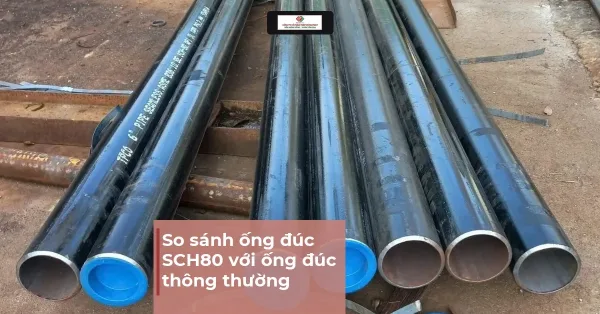 Cụm ống thép đúc đặt cạnh nhau ngoài bãi, nhìn thấy miệng ống và thành ống, bìa bài so sánh ống đúc SCH80 với ống đúc thông thường