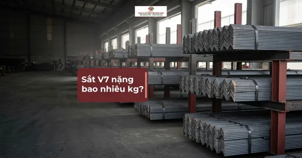 Kho thép với các bó thép góc xếp trên giá, tiêu đề Sắt V7 nặng bao nhiêu kg