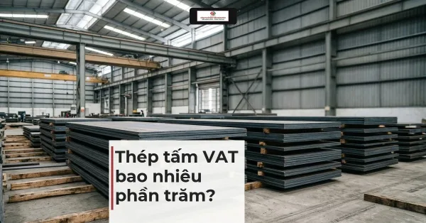 Chồng thép tấm xếp trên thanh gỗ trong nhà kho, kèm tiêu đề Thép tấm VAT bao nhiêu phần trăm
