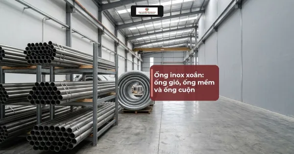 Ảnh minh hoạ kho xưởng có giá xếp ống inox và cuộn ống gió xoắn, kèm tiêu đề bài