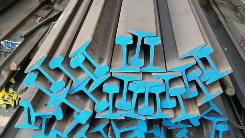 Các thanh ray xanh xếp chồng, thể hiện hình dạng ray và phần đầu