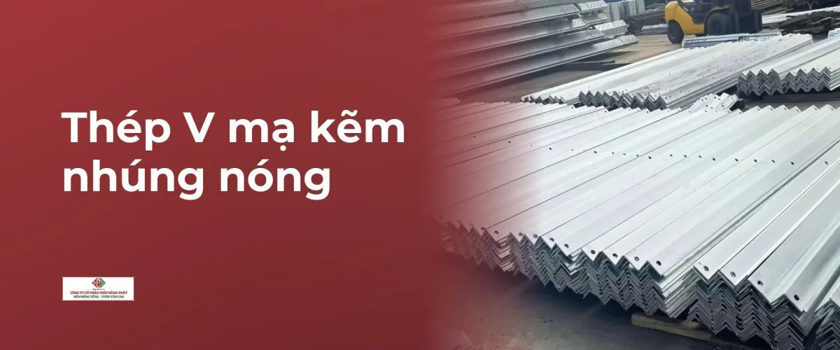 Thép V mạ kẽm nhúng nóng đục lỗ xếp thành lớp trong xưởng, bề mặt sáng màu của lớp kẽm