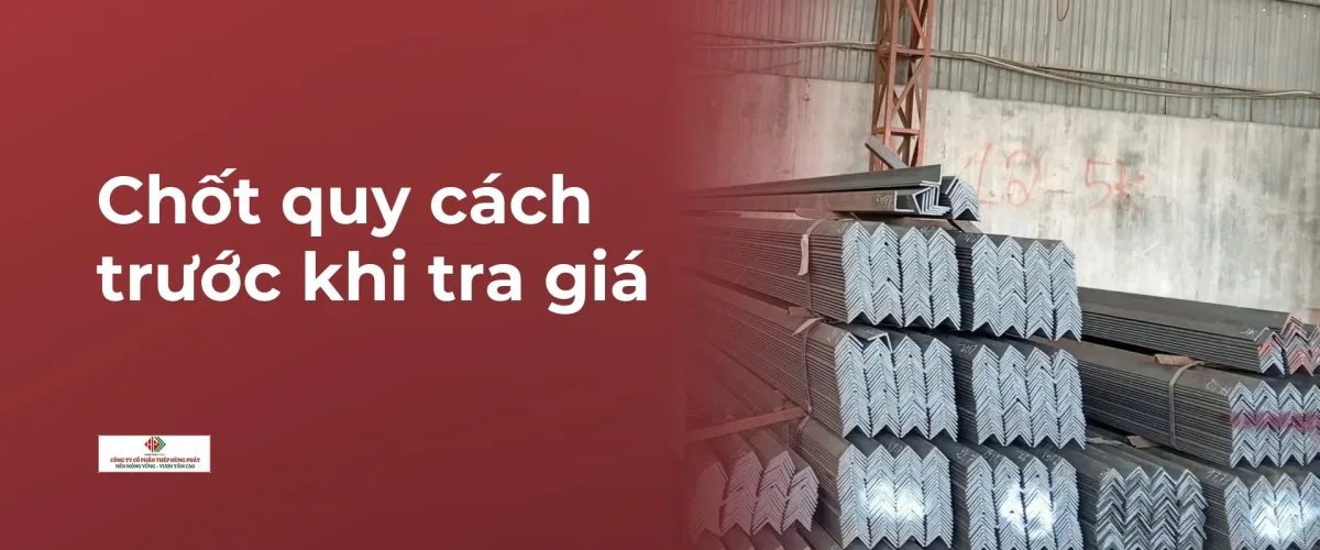Các bó thép V đen xếp trong kho, mỗi bó ghi quy cách riêng cần chốt trước khi tra giá